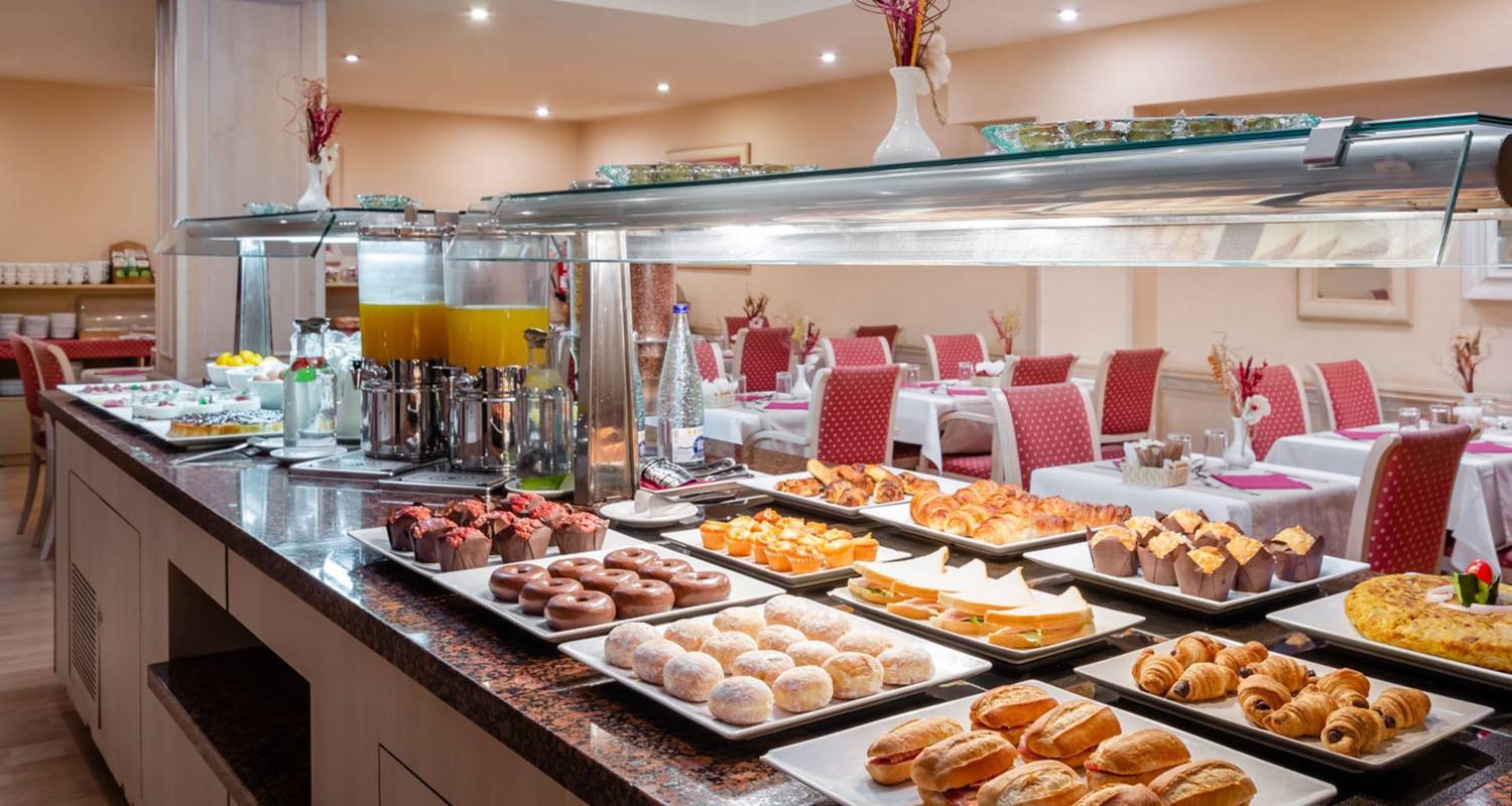 Start the day with a delicious buffet breakfast Sunotel Junior  Barcelona